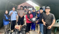 Personel Tagana Kendal bersama Tagana Boyolali menyerahkan bantuan makanan kepada Lurah Kaligawe untuk warga yang terdampak banjir di wilayah tersebut. (Foto: Rizal)