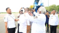 Wakil Menteri Desa dan Pembangunan Daerah Tertinggal, Ahmad Riza Patria, disambut adat di Merauke