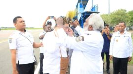 Wakil Menteri Desa dan Pembangunan Daerah Tertinggal, Ahmad Riza Patria, disambut adat di Merauke