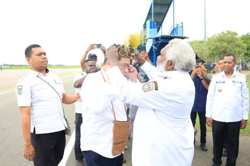 Wakil Menteri Desa dan Pembangunan Daerah Tertinggal, Ahmad Riza Patria, disambut adat di Merauke