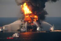 Anjungan pengeboran Deepwater Horizon setelah ledakan awal pada 20 April 2010 (Foto: Istimewah)