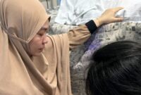 Keluarga sedang mendampingi Jenazah Haerul Saleh. Foto : Dok. Istimewa. 