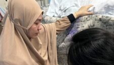 Keluarga sedang mendampingi Jenazah Haerul Saleh. Foto : Dok. Istimewa. 
