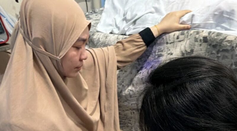 Keluarga sedang mendampingi Jenazah Haerul Saleh. Foto : Dok. Istimewa. 