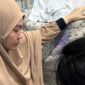 Keluarga sedang mendampingi Jenazah Haerul Saleh. Foto : Dok. Istimewa. 