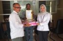 Direktur PDAM Dompu, h.didi Wahyudi, SE saat mnyerahkan dokumen laporan di Kejaksaan Dompu