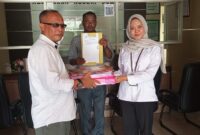 Direktur PDAM Dompu, h.didi Wahyudi, SE saat mnyerahkan dokumen laporan di Kejaksaan Dompu