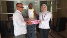 Direktur PDAM Dompu, h.didi Wahyudi, SE saat mnyerahkan dokumen laporan di Kejaksaan Dompu