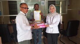 Direktur PDAM Dompu, h.didi Wahyudi, SE saat mnyerahkan dokumen laporan di Kejaksaan Dompu