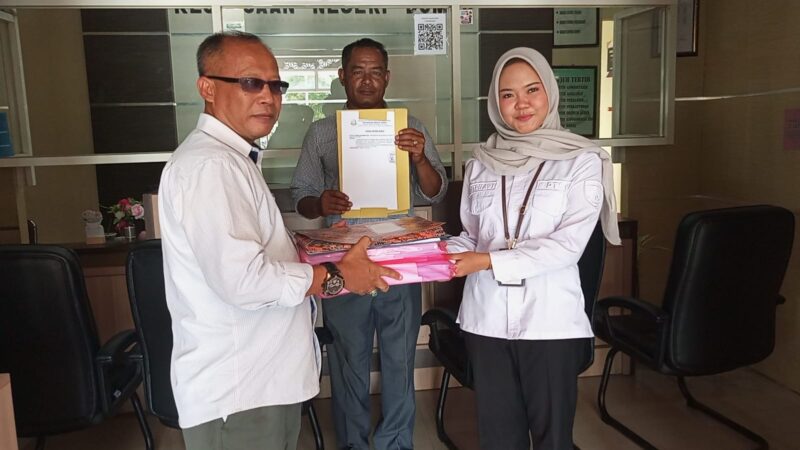 Direktur PDAM Dompu, h.didi Wahyudi, SE saat mnyerahkan dokumen laporan di Kejaksaan Dompu