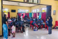 Ket. Foto: Generasi Inspirasi sedang melakukan tanya jawab kepada siswa/siswi SMP Kartika, Mimika (Foto: Newsline/Eliezer)