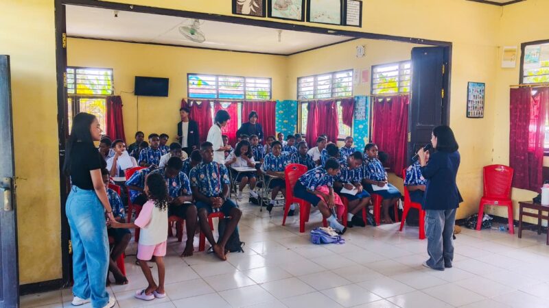 Ket. Foto: Generasi Inspirasi sedang melakukan tanya jawab kepada siswa/siswi SMP Kartika, Mimika (Foto: Newsline/Eliezer)
