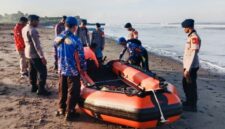 Basarnas dan Polres Tabanan memperluas pencarian I Komang Sastra (12) yang terseret arus laut di Pantai Yeh Gangga, Bali