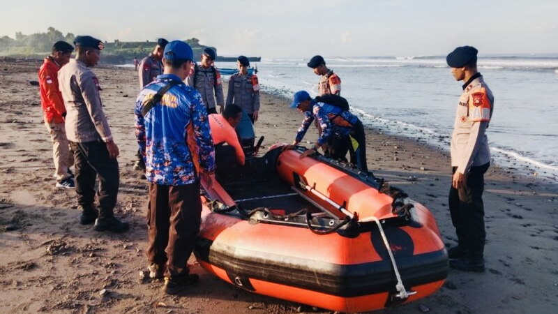Basarnas dan Polres Tabanan memperluas pencarian I Komang Sastra (12) yang terseret arus laut di Pantai Yeh Gangga, Bali