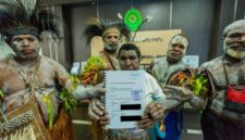 Mama Yasinta (tengah) bersama masyarakat adat Malind mendaftarkan gugatan izin kelayakan lingkungan hidup rencana pembangunan jalan 135 kilometer di Merauke ke Pengadilan Tata Usaha Negara Jayapura, Kamis (05/03) | Foto: Istimewah