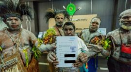 Mama Yasinta (tengah) bersama masyarakat adat Malind mendaftarkan gugatan izin kelayakan lingkungan hidup rencana pembangunan jalan 135 kilometer di Merauke ke Pengadilan Tata Usaha Negara Jayapura, Kamis (05/03) | Foto: Istimewah