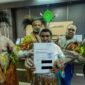 Mama Yasinta (tengah) bersama masyarakat adat Malind mendaftarkan gugatan izin kelayakan lingkungan hidup rencana pembangunan jalan 135 kilometer di Merauke ke Pengadilan Tata Usaha Negara Jayapura, Kamis (05/03) | Foto: Istimewah