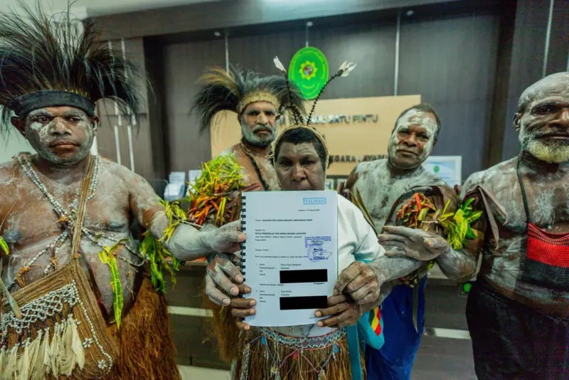Mama Yasinta (tengah) bersama masyarakat adat Malind mendaftarkan gugatan izin kelayakan lingkungan hidup rencana pembangunan jalan 135 kilometer di Merauke ke Pengadilan Tata Usaha Negara Jayapura, Kamis (05/03) | Foto: Istimewah