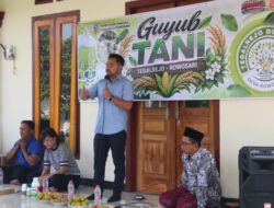 Rayndra Syahdan Mahmudin, S.ST., M.MA., Ketua Umum Duta Petani Milenial dan Duta Petani Andalan Kementerian Pertanian RI, saat menyampaikan materi dalam kegiatan Guyub Tani di Dusun Tegalrejo, Desa Rowosari, Kabupaten Kendal. Kegiatan tersebut menjadi ruang berbagi pengetahuan dan pengalaman untuk mendorong generasi muda semakin tertarik serta berperan dalam pengembangan pertanian modern. (7/8/2026). (Firma Rizal/Kabarterdepan.com)